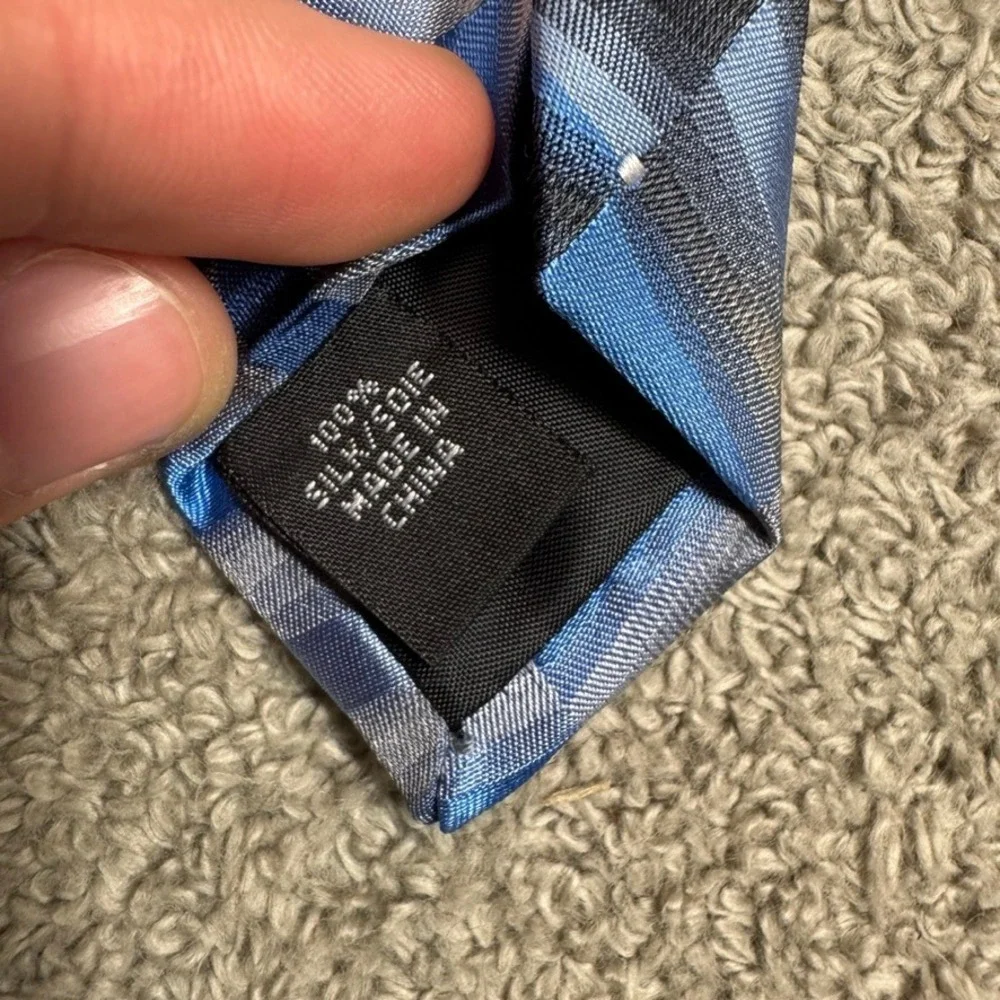 NWT Van Heusen Mens Blue Shaded Round Table Silk Necktie 5V974002 Geometric Grey